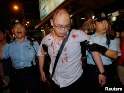 警察协助一名在旺角声援占中被反占中人士用硬物袭击受伤的男子