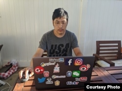 前新浪微博内容审核员刘力朋2020年8月在美国家中 (刘力朋本人提供)