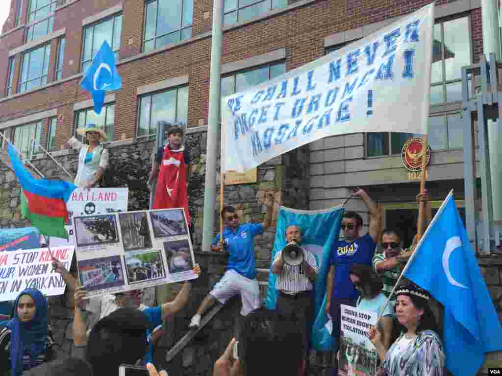 2015年7月12日维吾尔人和支持者在美国首都华盛顿街头游行并聚集在泰国驻美大使馆前抗议泰国把100余名维吾尔人强行递解回中国。(美国之音乌兹别克语组拍摄)  