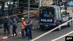 မှတ်တမ်းဓါတ်ပုံ- ဖေဖော်ဝါရီ ၂၇ ရက်နေ့က ရဲမှ ဆန္ဒပြသူများကို ဖမ်းဆီးစဉ်