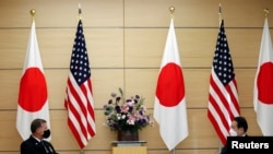 日本首相岸田文雄在东京会晤到访的美国印太司令部司令海军上将约翰∙阿奎利诺(John Aquilino)。(2021年11月11日)