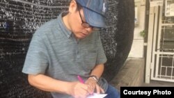 Tấm ảnh do ông Bạch Hồng Quyền cung cấp cho VOA để chứng minh rằng ông Trương Duy Nhất đã có mặt tại Thái Lan và đang viết đơn xin quy chế tị nạn với Cao ủy Tị nạn LHQ vào ngày 25/1/2019.