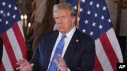 2024年12月16日,当选总统唐纳德·特朗普在佛罗里达州棕榈滩海湖庄园举行的新闻发布会上讲话。