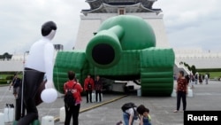 台湾民众参观台北自由广场中正纪念堂前为纪念六四事件30周年摆放的一个中国军队的坦克气球。(2019年5月21日)