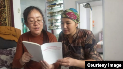 和维吾尔“亲戚”学习19大报告(白道仁提供)