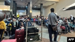 加沙巴勒斯坦难民2023年12月3日在拉法过境点的埃及一侧等待。