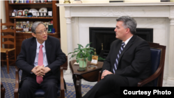 美共和党联邦参议员加德纳2019年2月12日在办公室会见前中国驻美大使周文重(加德纳参议员官网照片)
