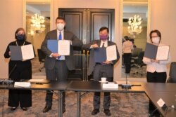 资料照片:美台官员2020年11月20日在华盛顿与台北启动首届“美台经济繁荣伙伴对话”中签署备忘录华盛顿实体会场。坐起美国在台协会蓝莺、美国副国务卿克拉奇、台湾经济部次长陈正祺、台湾驻美代表萧美琴。 (台湾驻美代表处提供)