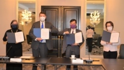 美台官员2020年11月20日在华盛顿与台北启动首届“美台经济繁荣伙伴对话”中签署备忘录华盛顿实体会场。坐起美国在台协会蓝莺、美国国务院副国务卿克拉奇、台湾经济部次长陈正祺、台湾驻美代表萧美琴 (台湾驻美代表处提供)