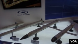 2013年8月莫斯科航展上俄罗斯从里海发射的“口径”ZM-14巡航导弹模型(右),这是出口型。(美国之音白桦拍摄)