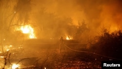 消防人员在以色列南部遭到哈马斯激进组织攻击的一所医院附近灭火。(2023年10月7日)