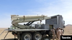 资料照片:伊朗革命卫队成员正在进行“法塔赫-360”短程弹道导弹的发射训练。(2023年7月23日)