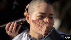 中国“709” 被抓律师王全璋的妻子李文足削发向当局表示抗议(2018年12月17日)