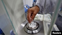 印度一家医药公司的雇员在称普通止痛药扑热息痛药片的重量。(2020年3月4日)