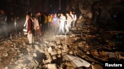 Dân chúng và nhân viên cứu hộ tụ tập nơi xảy ra vụ nổ bom