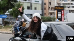 အစ္စရေးနဲ့ ဟက်ဇ်ဘိုလာတို့ကြား အပစ်ရပ်စဲရေးသဘောတူညီချက်အသက်ဝင်ပြီးနောက် လက်ဘနွန်တောင်ပိုင်းက စစ်ရှောင် မိန်းကလေးတဦး နေရပ်ပြန်စဥ်။ (နိုဝင်ဘာ ၂၇၊ ၂၀၂၄)