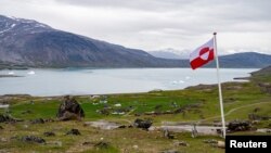 格陵兰旗帜在格陵兰岛伊加利库定居点飘扬。(2024年7月5日)