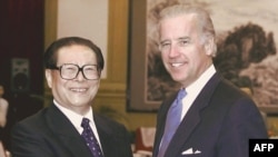 2001年8月8日,时任中国国家主席江泽民与时任美国参议院外交关系委员会主席的约瑟夫·拜登在北戴河会面。(法新社)
