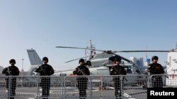 资料照:从青岛港出发的中国海军“西宁号”导弹驱逐舰。(2019年8月29日)