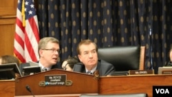 2016年4月20日,众议院外交委员会主席罗伊斯(中)主持几项法案审议会议。