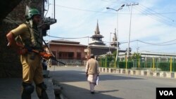 印控克什米尔地区,穆斯林和印度军队的冲突由来已久。(2018年9月28日,美国之音朱诺拍摄)