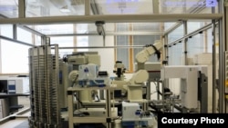 资料照片:英国曼彻斯特大学研制的机器人(2015年7月21日)