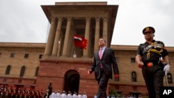 美国国防部长卡特在新德里的欢迎仪式上检阅仪仗队。(2015年6月3日)