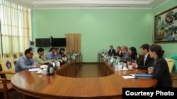 အမေရိကန် လက်ထောက်နိုင်ငံခြားရေးဝန်ကြီး Simon Henshaw ဦးဆောင်တဲ့ သံကိုယ်စားလှယ် အဖွဲ့ လူကယ်ပြန် တာဝန်ရှိသူတွေနဲ့ တွေ့ဆုံ။ (ဓာတ်ပုံ-လူကယ်ပြန် ဝန်ကြီး Facebook)