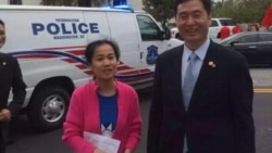 2015年9月25日,访问华盛顿的习近平手下官员收下李焕君递交的状纸材料(李焕君推特图片)