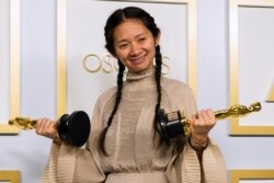 2021年4月25日,梳着两条印第安人小辫、身着爱马仕米色衣裙的赵婷在奥斯卡颁奖典礼上。(路透社)