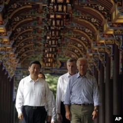 拜登(右)8月21日在习近平的陪同下参观四川都江堰