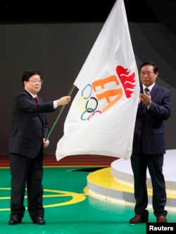 天津市长黄兴国在香港东亚运动会的闭幕式上挥舞东亚运动会会旗,下届东亚运动会在天津举行(2009年12月13日)