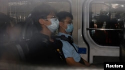 2020年10月29日, 前香港青年学生组织“学生动源”召集人钟翰林在被警察押送到西九龙裁判法院