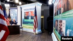 美国总统拜登在白宫大院内的一座礼堂与农场主、牧场主和肉类加工商举行视频会议,讨论肉类和禽肉类供应链问题。(2022年1月3日)