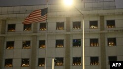 美国驻港领事馆的窗户点燃了蜡烛,纪念天安门民主运动被镇压35周年。(2024年6月4日)