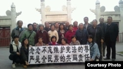 上海、吉林等地访民在北京日坛公园拉维宪横幅迎接中共三中全会。 (64天网图片)