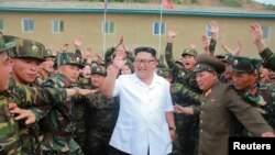 မြောက်ကိုရီးယားသတင်းဌာနက ထုတ်လွှတ်တဲ့ ခေါင်းဆောင် Kim Jong ကိုရီးယားစစ်တပ်ကို စစ်ဆေးကြည့်ရှုနေပုံ။