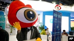 资料照:在北京举行的全球移动互联网大会上新浪微博的展台。(2017年4月27日)