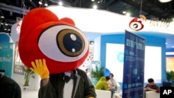 资料照:北京举行的全球移动互联网大会上的新浪微博的展台。(2017年4月27日)