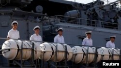 俄罗斯水兵站在停靠在菲律宾马尼拉都会南港的俄瓦良格号导弹巡洋舰上。(2019年1月6日)