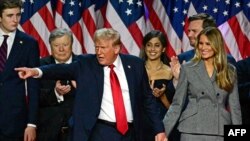 2024年11月6日,共和党总统候选人、美国前总统特朗普在夫人梅拉尼娅的陪同下出席在佛罗里达州西棕榈滩会议中心举行的选举夜集会。