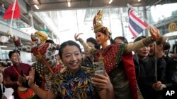 资料照片:泰国素万那普国际机场举行活动,欢迎中国游客。(2023年9月25日)