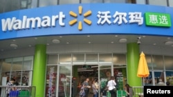 资料照片:全球零售巨头沃尔玛(Walmart, Inc.)在中国广东省深圳市开设的首家门店。(2018年4月4日)