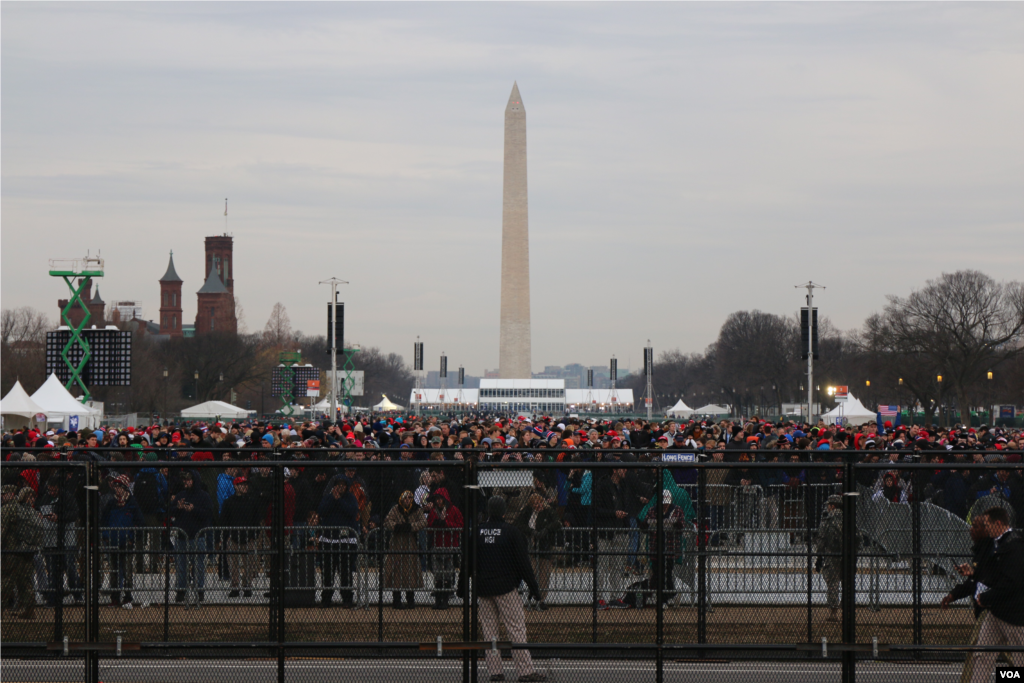 Crowds gather on the Mall ahead of Donald Trump's inauguration in Washington, D.C., Jan. 20, 2017. (Photo: B. Allen / VOA)