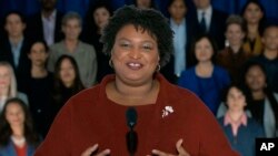 艾布拉姆在亚特兰大代表民主党对特朗普总统的国情咨文演说做出回应。(2019年2月5日)