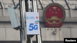 资料照片:中国河南洛阳市的一个5G装置上的中国移动与华为公司的标识。(2019年2月27日)