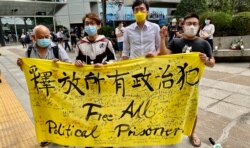 社民連主席黃浩銘(右一)與區議員曾健成(左一)到區域法院