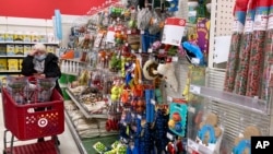 一名女子在美国伊利诺伊州的一家超市购买圣诞节用品。(2021年12月18日)