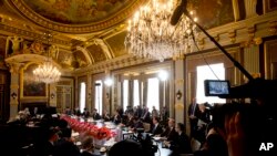 2018年10月15日,在荷兰海牙,中国总理李克强等人同荷兰首相马克·鲁特等人会谈。