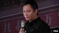 中国八九学运领袖王丹在台北六四26周年纪念会上朗读朋友写给他的六四感言(2015年6月4日,美国之音赵婉成拍摄)